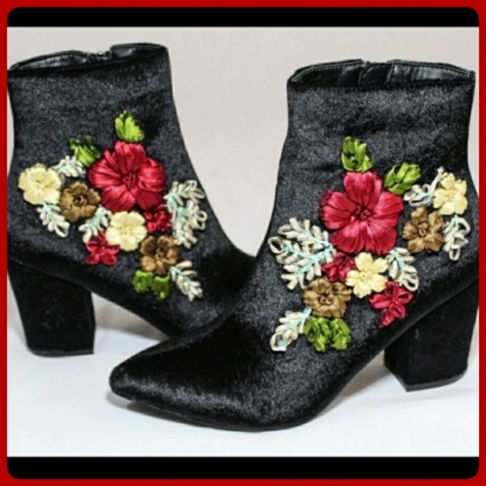Booties Embroidered Black Crushed Velvet NIB - Picture 2 of 6